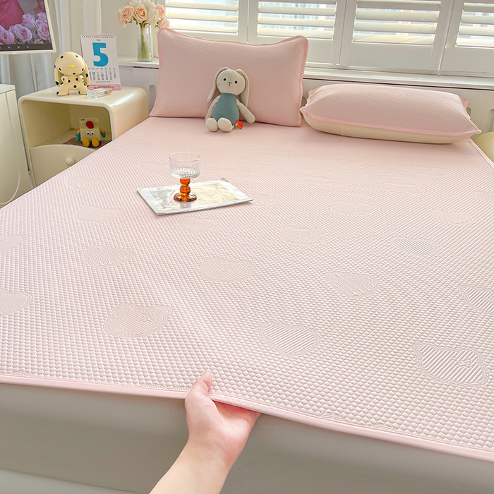 91家纺网 家纺一手货源 找家纺 迪乐妮 2025新款小冰熊凉豆豆席床笠 淑女粉-小冰熊凉豆豆席