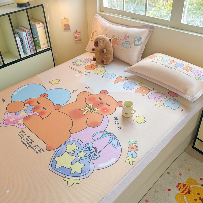 91家纺网 家纺一手货源 找家纺 博雅 2025新款独家版权A类大版数码印花1200D冰丝凉席 许愿瓶卡皮巴拉