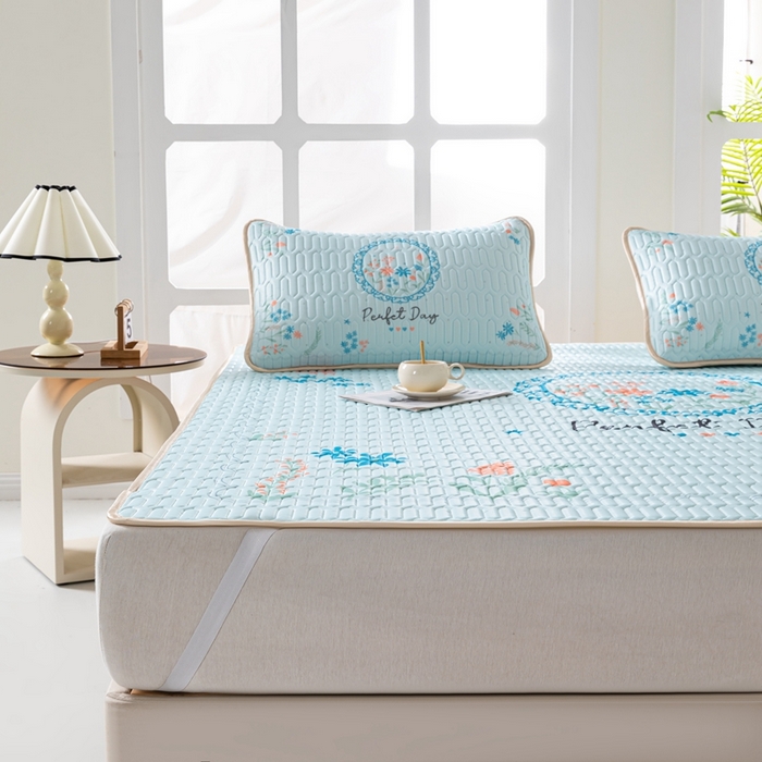 91家纺网 家纺一手货源 找家纺 美丽折2025新品6mm厚天然乳胶凉席三件套 大版印花卡通乳胶凉席平铺款 温婉花镜-蓝