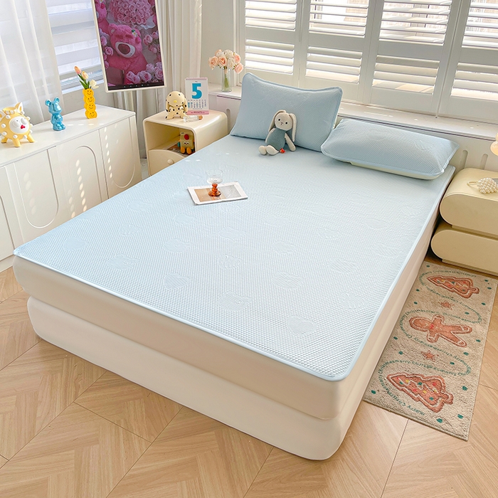 91家纺网 家纺一手货源 找家纺 迪乐妮 2025新款小冰熊凉豆豆席床笠 天空蓝-小冰熊凉豆豆席