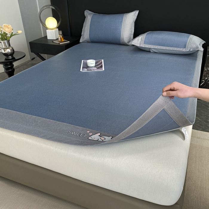 91家纺网 家纺一手货源 找家纺 莱米家纺 2025新款加厚凉感绣花冰藤席 可爱兔—雾霾蓝-凉席