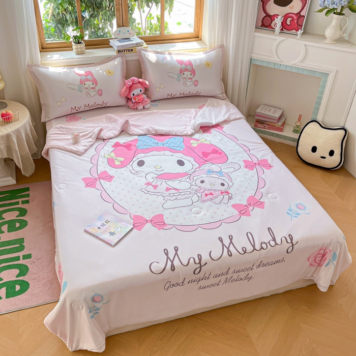 91家纺网 家纺一手货源 找家纺 博雅 2025新款 三丽鸥凉感丝夏被冰丝凉席组合四件套 小花美乐蒂