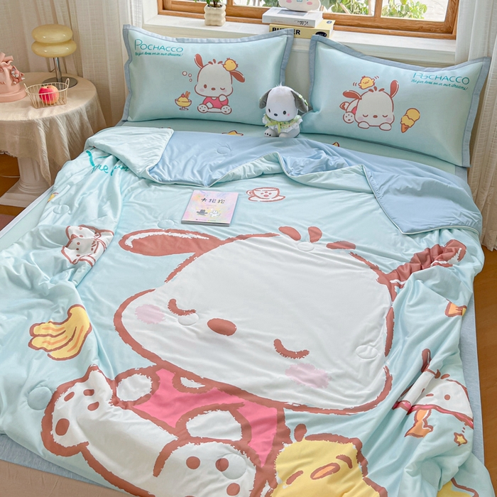 91家纺网 家纺一手货源 找家纺 博雅 2025新款 三丽鸥凉感丝夏被冰丝凉席组合四件套 甜品帕恰狗