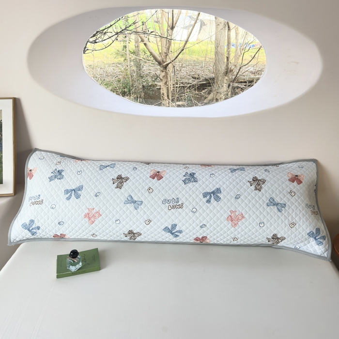 91家纺网 家纺一手货源 找家纺 爱港家纺 2025新款凉感丝双人长枕巾 夏季情侣枕头巾 绑带长枕巾 蓝蝶结 150*48