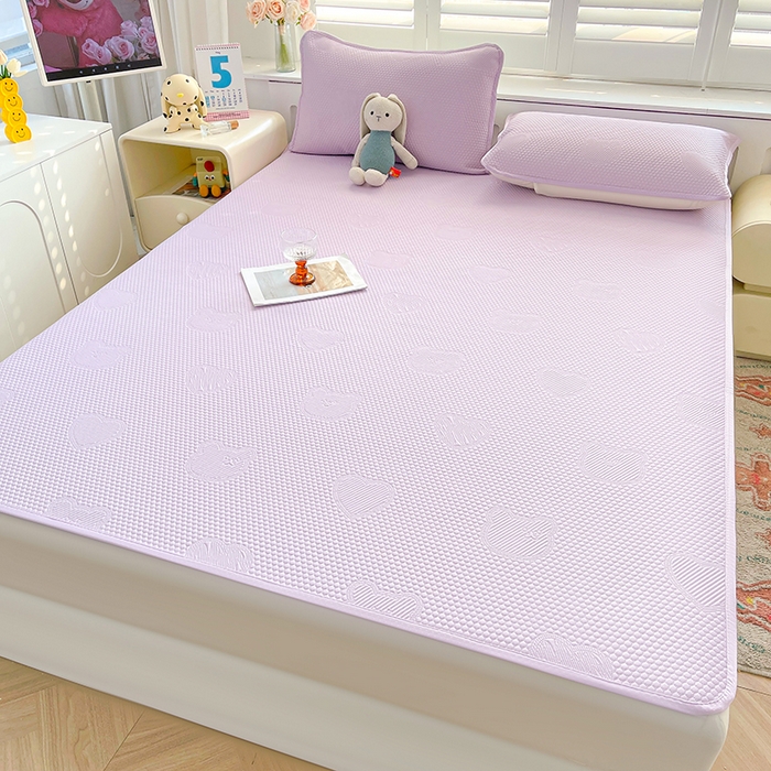 91家纺网 家纺一手货源 找家纺 迪乐妮 2025新款小冰熊凉豆豆席床笠 薰衣紫-小冰熊凉豆豆席