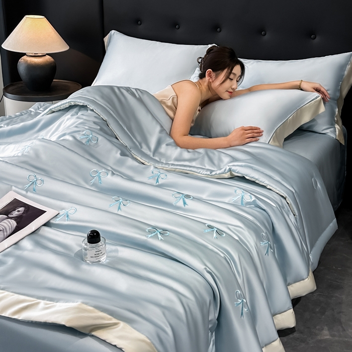 91家纺网 家纺一手货源 找家纺 满羽家纺 2025新款冰丝夏被四件套-满绣系列 蝴蝶结-清爽兰