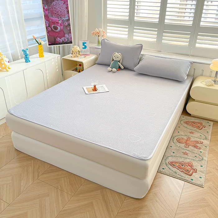 91家纺网 家纺一手货源 找家纺 迪乐妮 2025新款小冰熊凉豆豆席床笠 绅士灰-小冰熊凉豆豆席