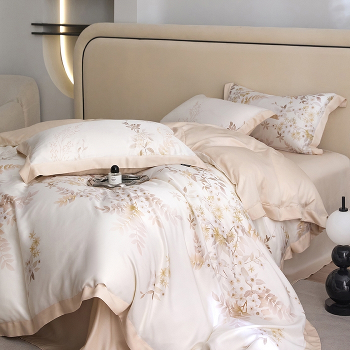 91家纺网 家纺一手货源 找家纺 薏思家纺 2025新款50支莱赛尔天丝数码印花夏被+四件套（礼盒包装） 芳菲-米白