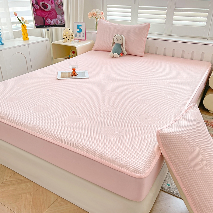 91家纺网 家纺一手货源 找家纺 迪乐妮 2025新款小冰熊凉豆豆席床笠 淑女粉-小冰熊凉豆豆床笠