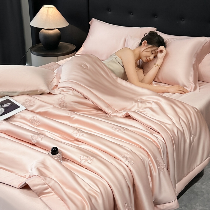 91家纺网 家纺一手货源 找家纺 满羽家纺 2025新款冰丝夏被四件套-满绣系列 迷蝶-桃粉