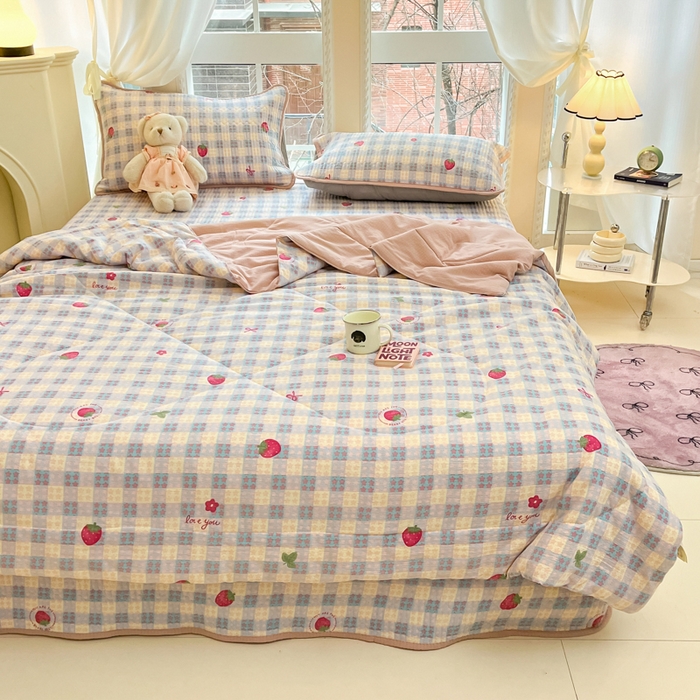 91家纺网 家纺一手货源 找家纺 贝扬思家纺 2025新款云感双层纱7A抗菌夏被四件套系列 草莓格