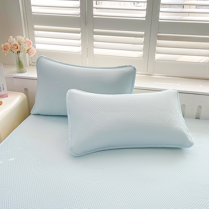 91家纺网 家纺一手货源 找家纺 迪乐妮 2025新款小冰熊凉豆豆席床笠 天空蓝-小冰熊凉豆豆席