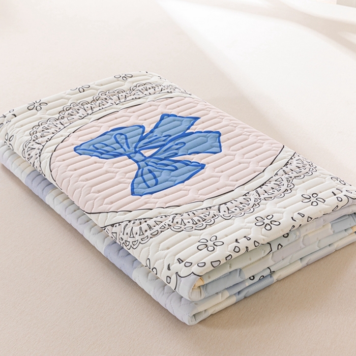 91家纺网 家纺一手货源 找家纺 美丽折2025新品6mm厚天然乳胶凉席三件套 大版印花卡通乳胶凉席平铺款 蝴蝶结