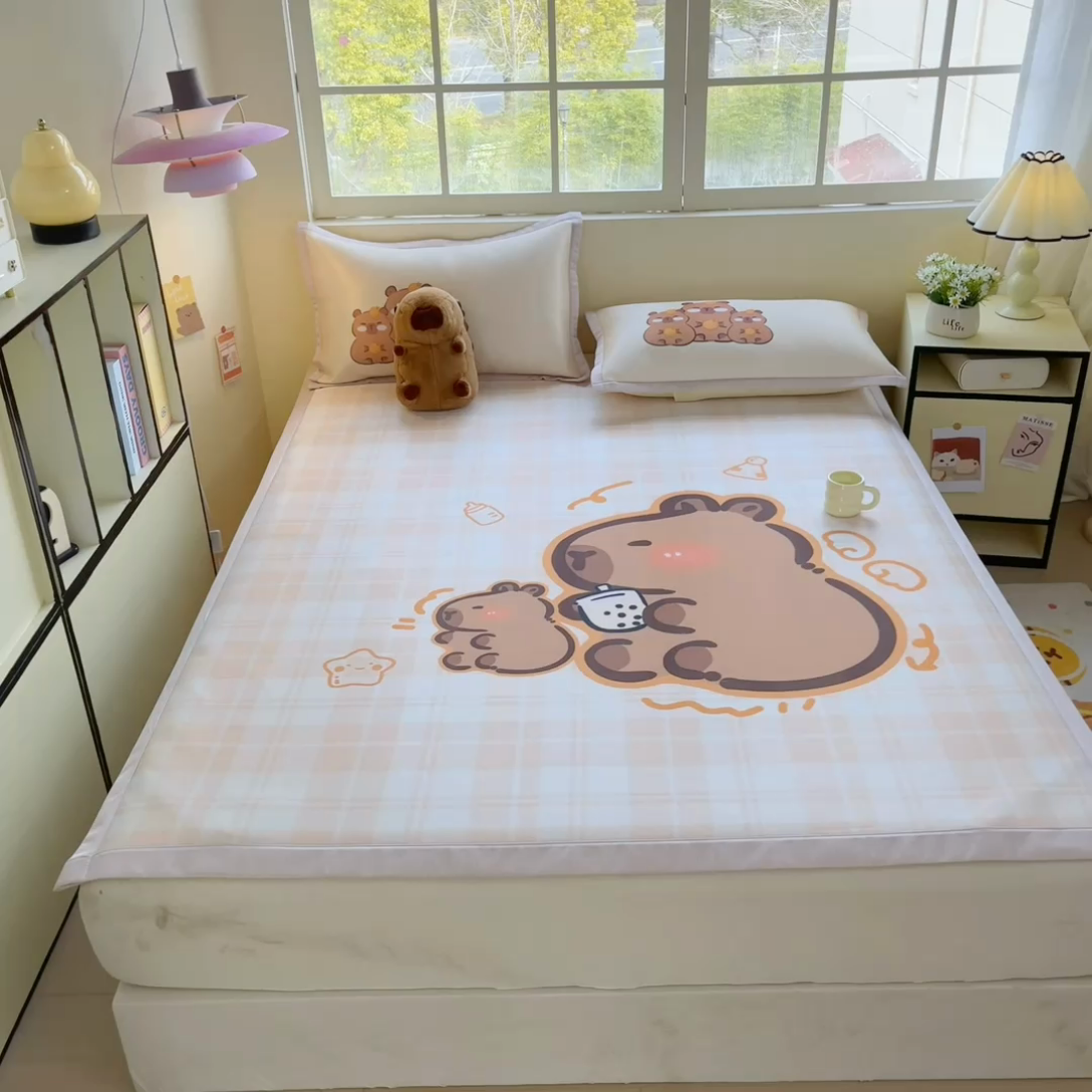 91家纺网 家纺一手货源 找家纺 博雅 2025新款独家版权A类大版数码印花1200D冰丝凉席 可爱卡皮巴拉