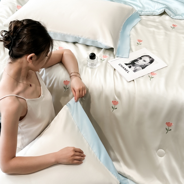 91家纺网 家纺一手货源 找家纺 满羽家纺 2025新款冰丝夏被四件套-满绣系列 郁金香-奶白兰