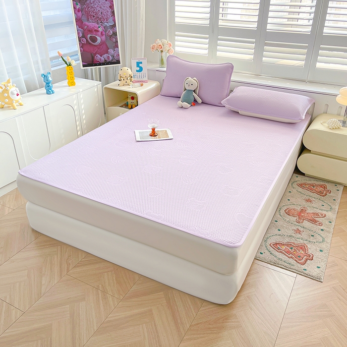 91家纺网 家纺一手货源 找家纺 迪乐妮 2025新款小冰熊凉豆豆席床笠 薰衣紫-小冰熊凉豆豆席