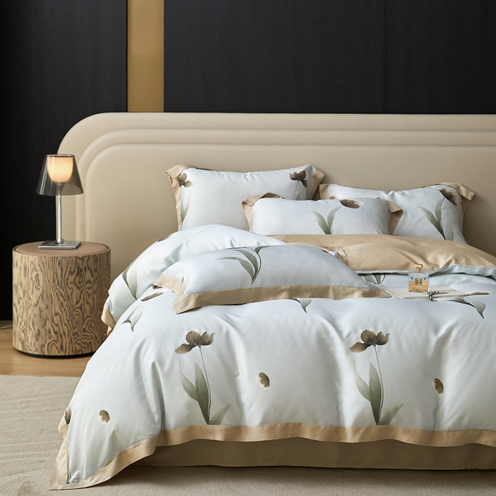 91家纺网 家纺一手货源 找家纺 薏思家纺 2025新款50支莱赛尔天丝数码印花夏被+四件套（礼盒包装） 半弦春漫