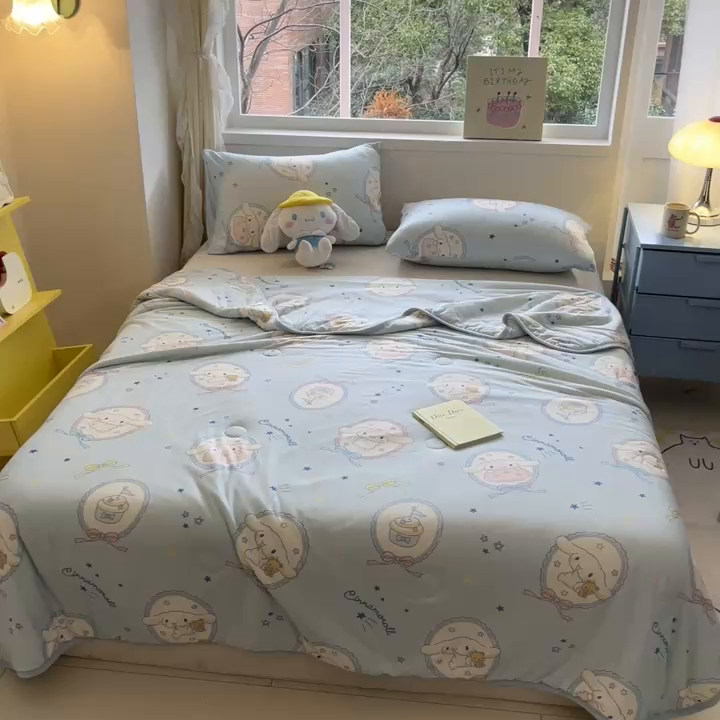 91家纺网 家纺一手货源 找家纺 金爱家2025新款A类三丽鸥正版授权高品质牛奶丝软糯针织棉大豆夏被系列详情 针织棉三丽鸥-蓝甜玉桂狗