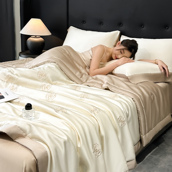 91家纺网 家纺一手货源 找家纺 满羽家纺 2025新款冰丝夏被四件套-满绣系列 山茶花-奶白咖