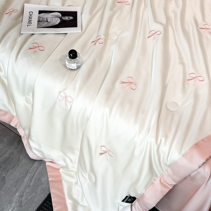 91家纺网 家纺一手货源 找家纺 满羽家纺 2025新款冰丝夏被四件套-满绣系列 蝴蝶结-奶白粉