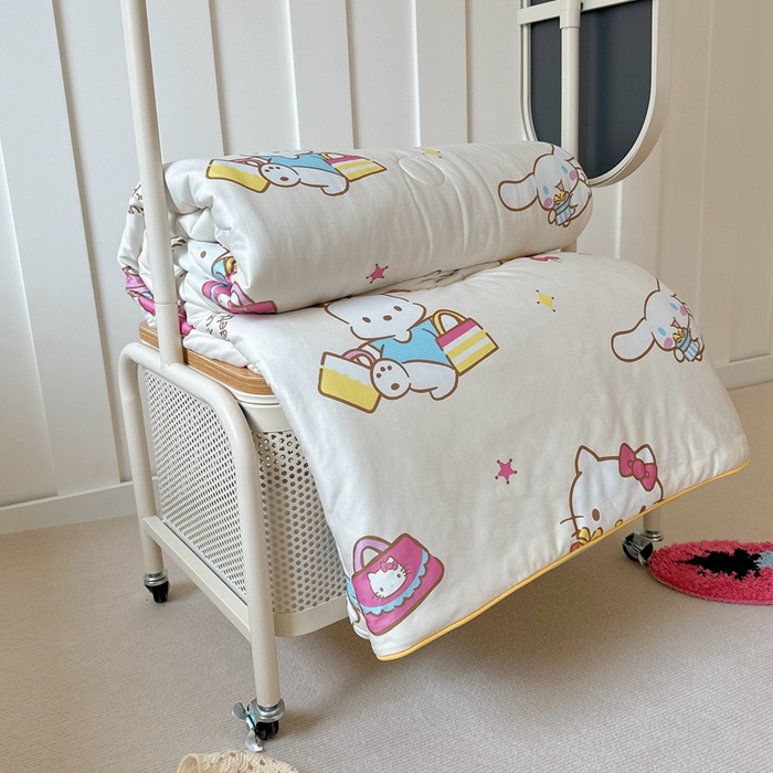 91家纺网 家纺一手货源 找家纺 兜米家居 2025夏季新品三丽鸥深睡双感针织凉感空调被夏被 快乐家族