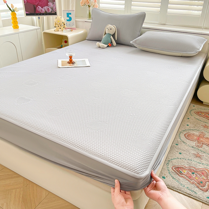 91家纺网 家纺一手货源 找家纺 迪乐妮 2025新款小冰熊凉豆豆席床笠 绅士灰-小冰熊凉豆豆床笠