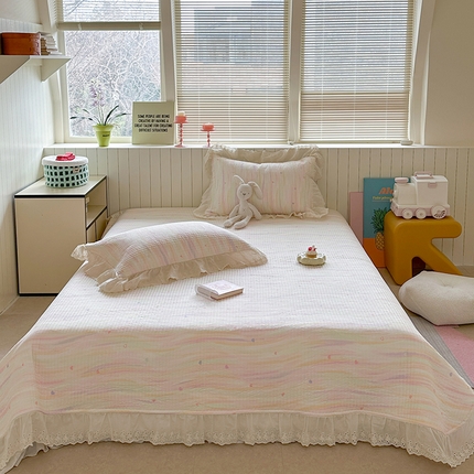 91家纺网 家纺一手货源 找家纺 2025新款全棉双层纱法式花边印花款床盖三件套 墨彩流沙