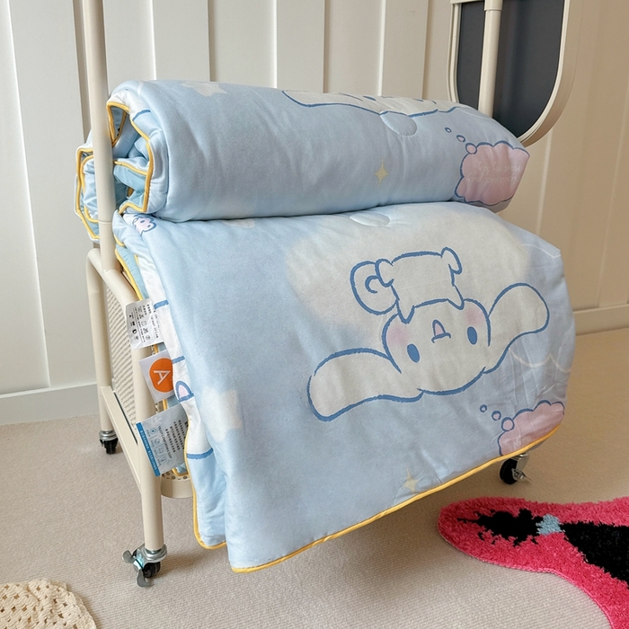 91家纺网 家纺一手货源 找家纺 兜米家居 2025夏季新品三丽鸥深睡双感针织凉感空调被夏被 云朵玉桂狗