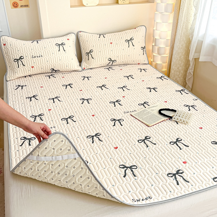 91家纺网 家纺一手货源 找家纺 柒月家居 2025新款小清新乳胶凉席 黑蝴蝶结