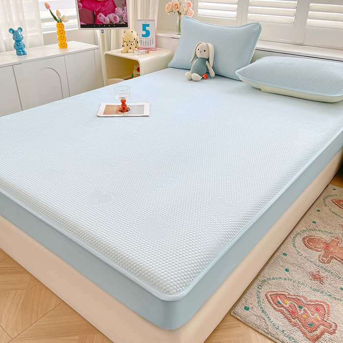 91家纺网 家纺一手货源 找家纺 迪乐妮 2025新款小冰熊凉豆豆席床笠 天空蓝-小冰熊凉豆豆床笠