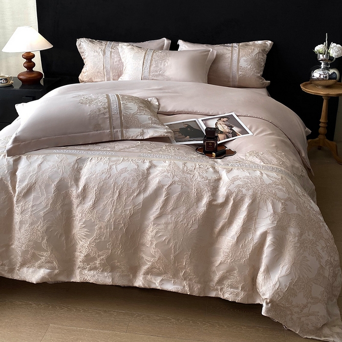 91家纺网 家纺一手货源 找家纺 优悦生活馆 2025新款冰丝浮雕绣花四件套 迷雾花园-香槟