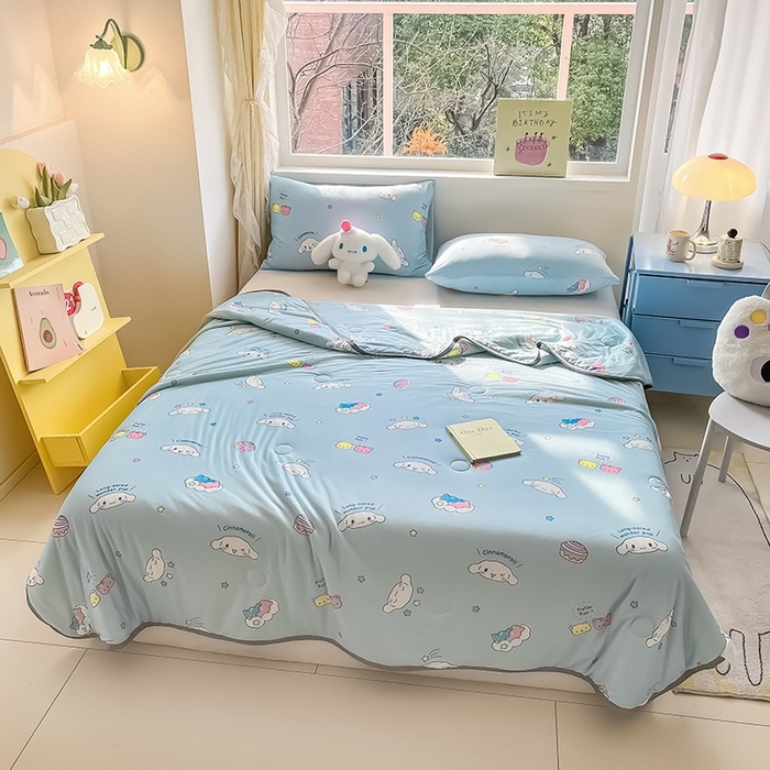 91家纺网 家纺一手货源 找家纺 金爱家2025新款A类三丽鸥正版授权高品质牛奶丝软糯针织棉大豆夏被系列详情 针织棉三丽鸥-可爱玉桂狗