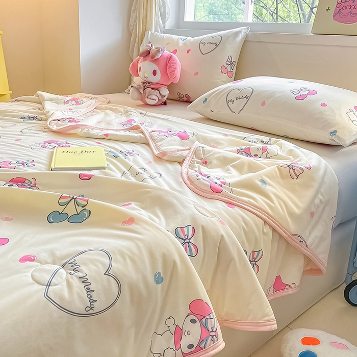 91家纺网 家纺一手货源 找家纺 金爱家2025新款A类三丽鸥正版授权高品质牛奶丝软糯针织棉大豆夏被系列详情 针织棉三丽鸥-蝴蝶结樱桃美乐蒂