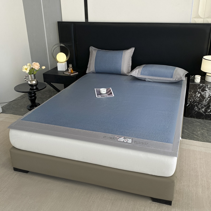 91家纺网 家纺一手货源 找家纺 莱米家纺 2025新款加厚凉感绣花冰藤席 可爱兔—雾霾蓝-凉席