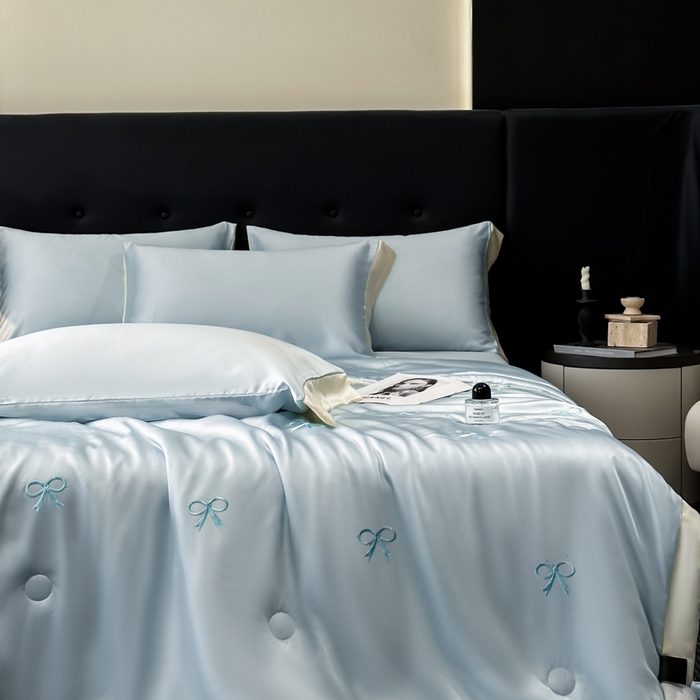 91家纺网 家纺一手货源 找家纺 满羽家纺 2025新款冰丝夏被四件套-满绣系列 蝴蝶结-清爽兰