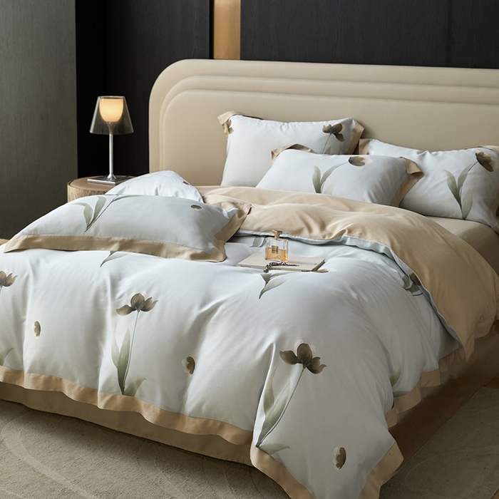 91家纺网 家纺一手货源 找家纺 薏思家纺 2025新款50支莱赛尔天丝数码印花夏被+四件套（礼盒包装） 半弦春漫