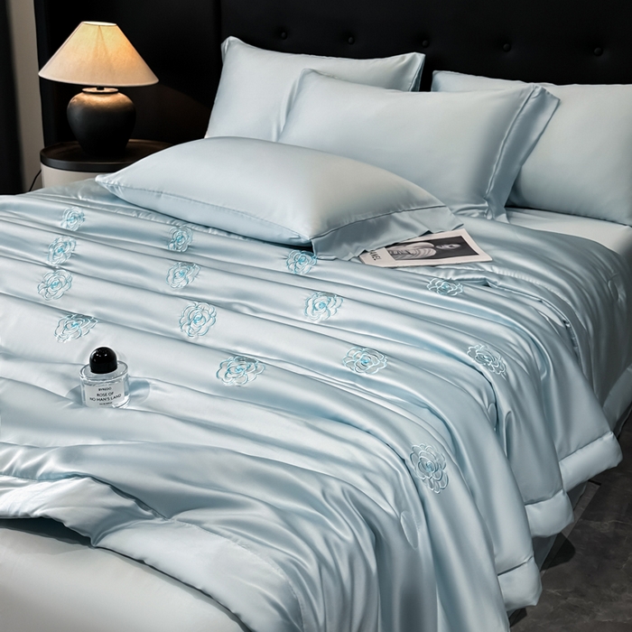 91家纺网 家纺一手货源 找家纺 满羽家纺 2025新款冰丝夏被四件套-满绣系列 山茶花-清爽兰