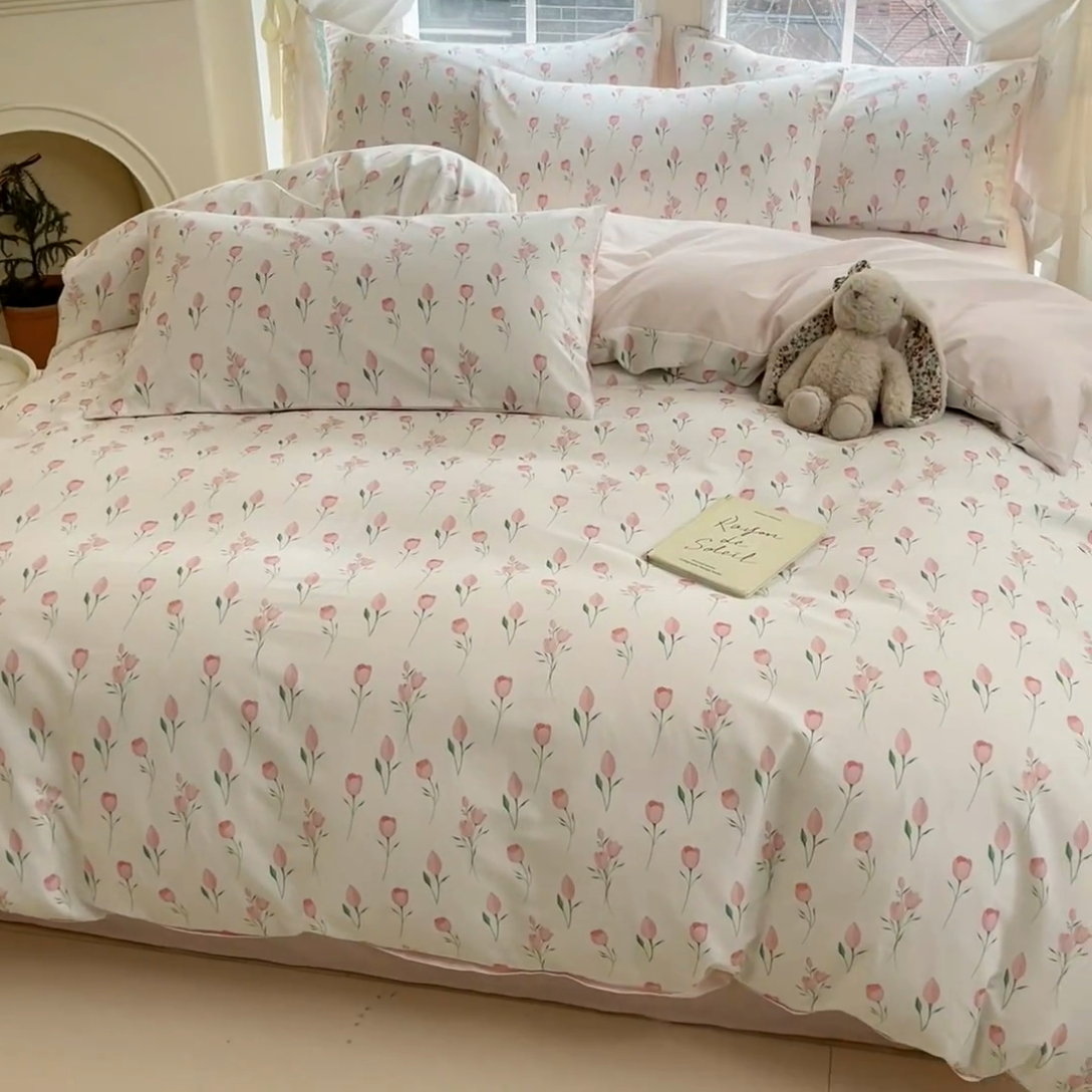 91家纺网 家纺一手货源 找家纺 仔仔熊 2025新款全棉印花四件套 粉色花花