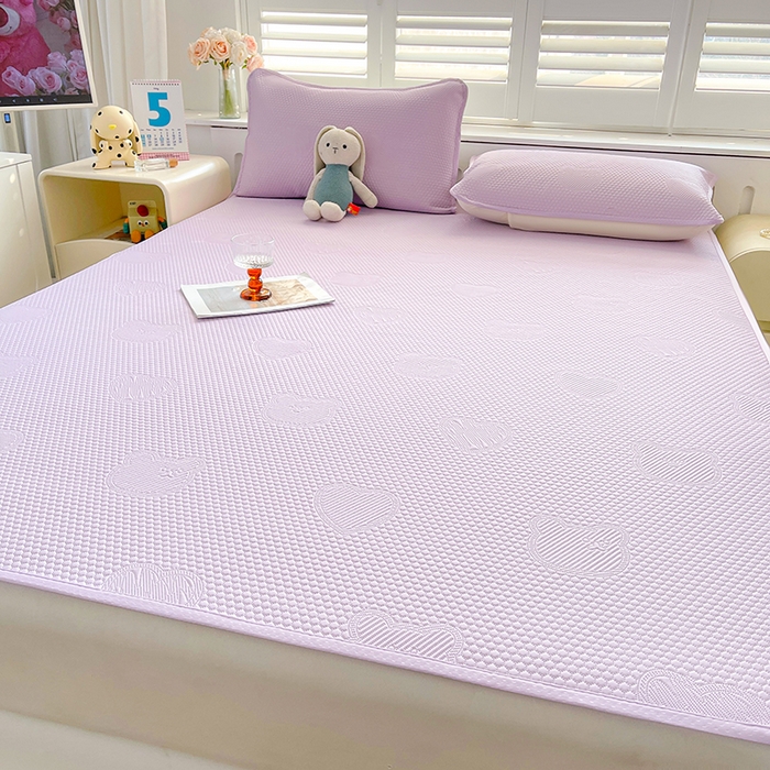 91家纺网 家纺一手货源 找家纺 迪乐妮 2025新款小冰熊凉豆豆席床笠 薰衣紫-小冰熊凉豆豆席