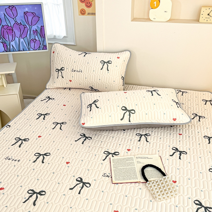 91家纺网 家纺一手货源 找家纺 柒月家居 2025新款小清新乳胶凉席 黑蝴蝶结