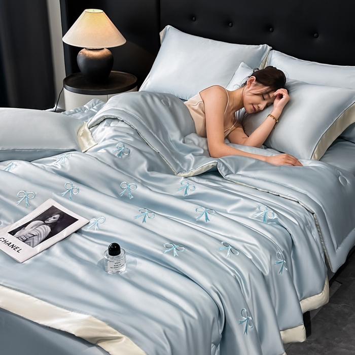 91家纺网 家纺一手货源 找家纺 满羽家纺 2025新款冰丝夏被四件套-满绣系列 蝴蝶结-清爽兰