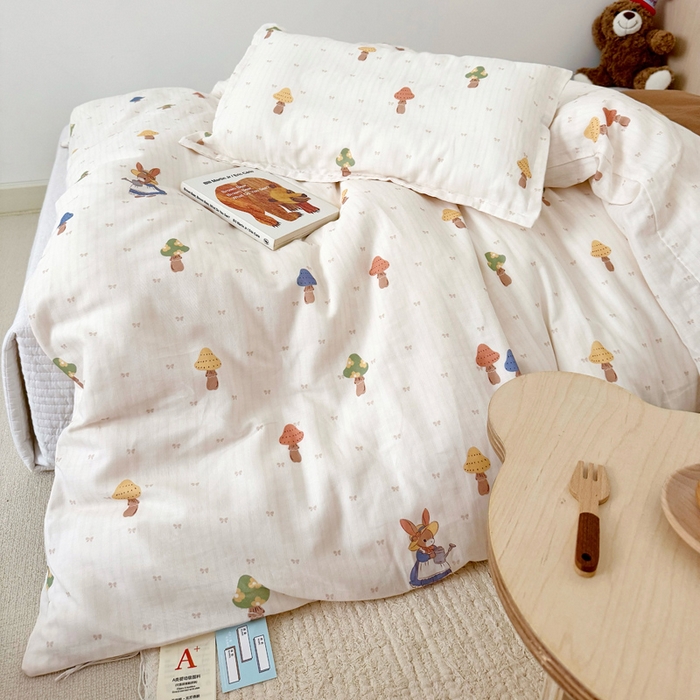 91家纺网 家纺一手货源 找家纺 2025新款全棉26℃有氧双层纱幼儿园多件套 花园小兔