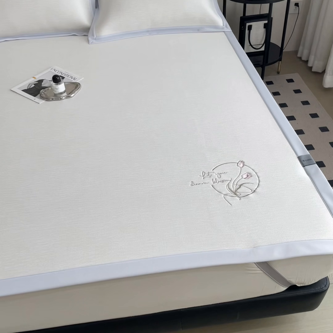 91家纺网 家纺一手货源 找家纺 倾慕家纺 2025新款PE50凉感刺绣凉席 一叶知秋绿PE刺绣款