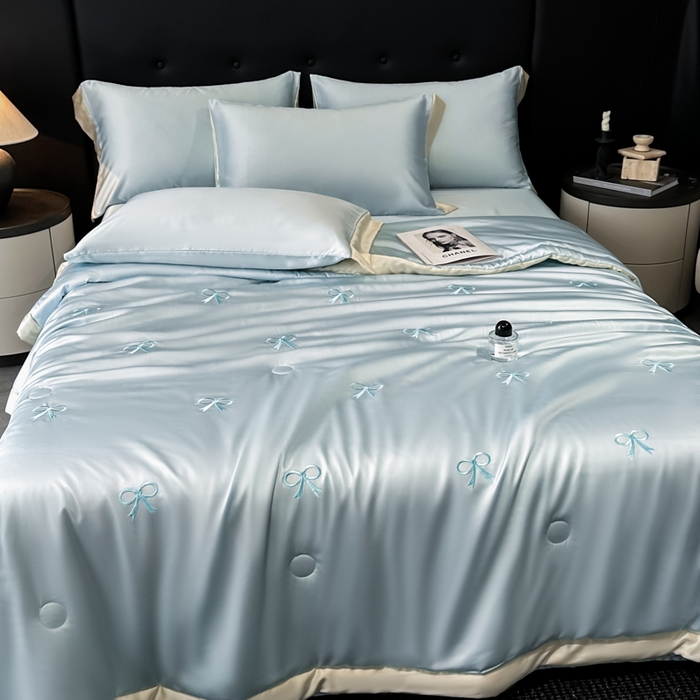 91家纺网 家纺一手货源 找家纺 满羽家纺 2025新款冰丝夏被四件套-满绣系列 蝴蝶结-清爽兰