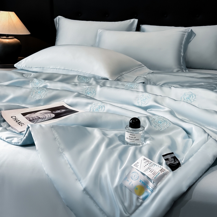 91家纺网 家纺一手货源 找家纺 满羽家纺 2025新款冰丝夏被四件套-满绣系列 山茶花-清爽兰