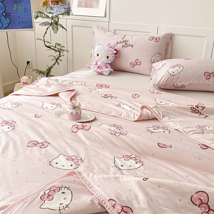 91家纺网 家纺一手货源 找家纺 桃子家居 2025新款A类三丽鸥正版授权高品质牛奶丝软糯针织棉大豆夏被系列 针织棉三丽鸥-爱心美少女kitty