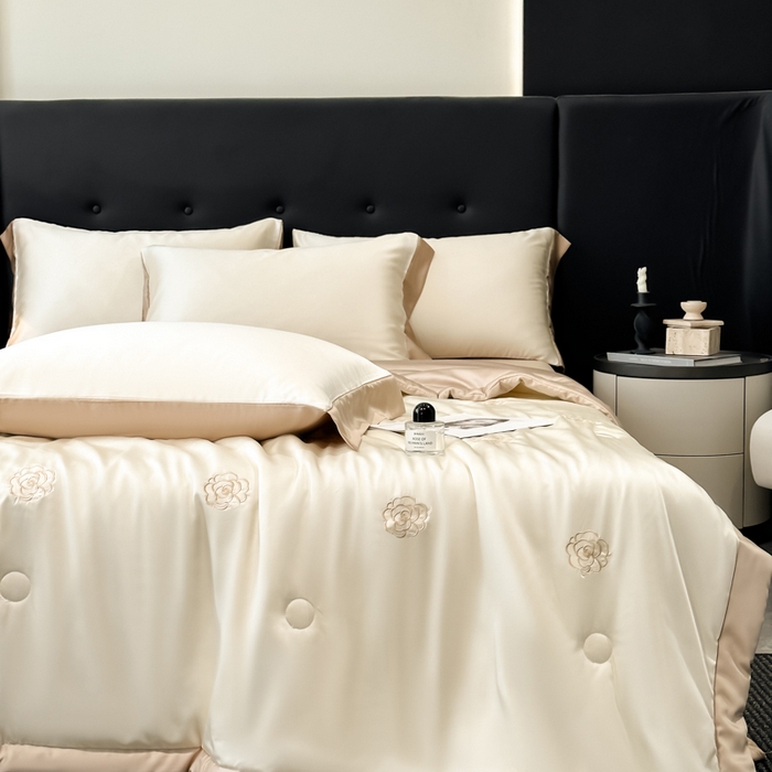 91家纺网 家纺一手货源 找家纺 满羽家纺 2025新款冰丝夏被四件套-满绣系列 山茶花-奶白咖