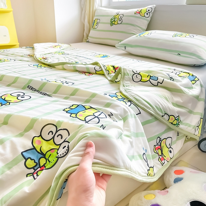 91家纺网 家纺一手货源 找家纺 金爱家2025新款A类三丽鸥正版授权高品质牛奶丝软糯针织棉大豆夏被系列详情 针织棉三丽鸥-夏日大眼蛙