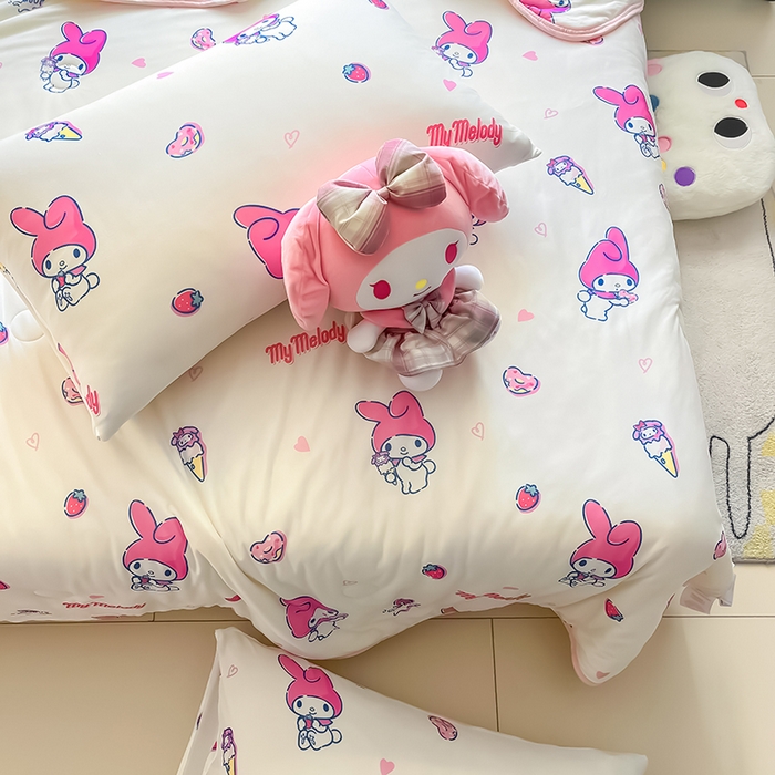 91家纺网 家纺一手货源 找家纺 桃子家居 2025新款A类三丽鸥正版授权高品质牛奶丝软糯针织棉大豆夏被系列 针织棉三丽鸥-草莓甜筒美乐蒂