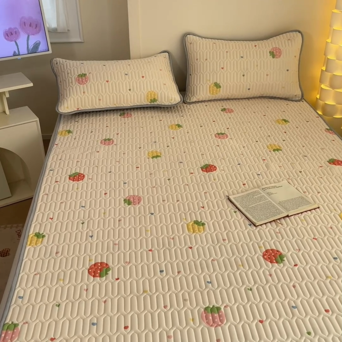 91家纺网 家纺一手货源 找家纺 柒月家居 2025新款小清新乳胶凉席 爱心草莓